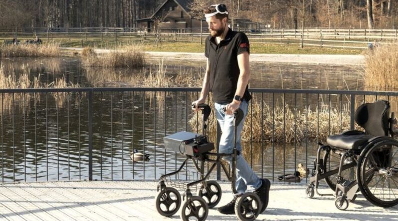 Homem paraplégico volta a andar com implantes eletrônicos no cérebro